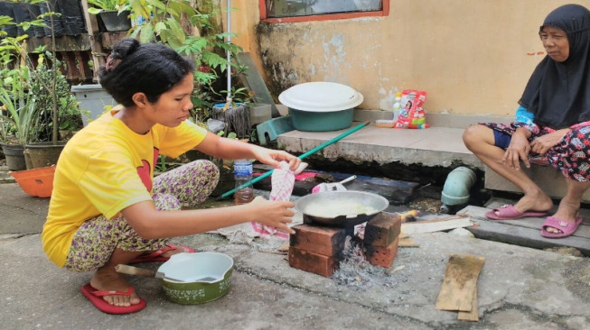 City Gas Putus, Ibu-Ibu Perumnas Masak Pakai Kayu Bakar