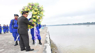 Kapolda Jambi Tabur Bunga di Sungai Batanghari