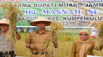 Sekda Hadiri Panen Raya di Desa Kasang Pudak