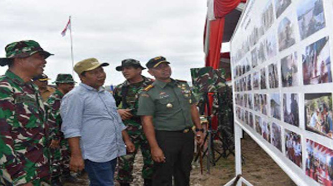 Saksikan Pameran Karya Peserta Lomba Photography TMMD 103, Danrem Angguk-Angguk Kepala