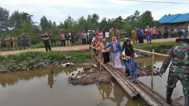 Tak Peduli Becek dan Lumpur Warga Mendahara Penuhi Lapangan Upacara Penutupan TMMD