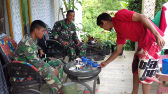 Anjangsana Anggota Satgas TMMD ke 104 Kodim 0417/Kerinci Kunjungi Rumah Warga