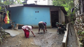 Anggota Satgas TMMD Ke 104 Kodim 0417 /Kerinci Membantu Masyarakat Membuat Jalan dan Teras Rumah Warga