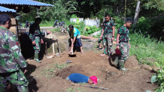 Satgas TMMD Membantu Warga Membuat Jamban di Desa Sungai Ning