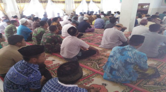 Satgas TMMD Ke 104 Kodim 0417/Kerinci Sholat Jum'at dengan Masyarakat