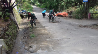 Tentara Ternyata Juga Mau Menyapu Pekarangan Rumah