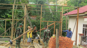 Anggota Satgas TMMD ke 104 Kodim 0417/Kerinci Membantu Membangun Rumah Warga