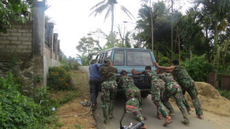 Anggota Satgas TMMD 0417/Kerinci, Sigap Bantu Warga yang Kesulitan