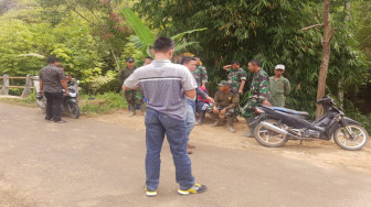 Manfaatkan Waktu Istirahat, Anggota Satgas TMMD Bercengkrama dengan Warga