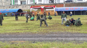 Jelang Penutupan, Anggota Satgas Bersihkan Lapangan