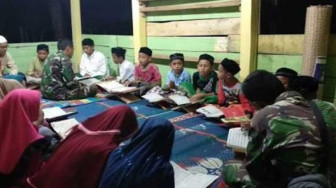 Ajari Mengaji Tim Satgas Membaur Bersama Anak-Anak