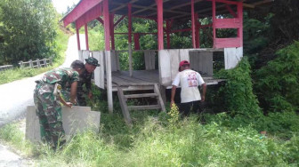 Ciptakan Keamanan Lingkungan, Satgas TMMD Bantu Bersihkan Poskamling