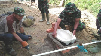 Peduli Lingkungan, Satgas TMMD Buatkan Jamban Warga