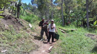 Senangnya Mbah Surti Dibantu Tentara Mencari Kayu Bakar