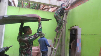 Praka Rujito Ikut Bantu Warga Ganti Atap Rumah