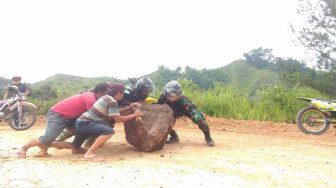 Sigap... Dansatgas TMMD 104 Bantu Pindahkan Batu