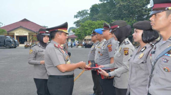 Kapolda Jambi Beri Penghargaan Kepada Anggota Polri Berprestasi