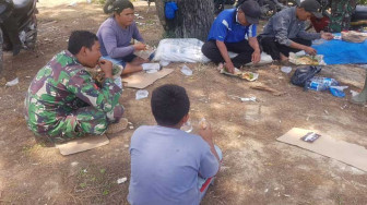 Anggota Satgas TMMD Makan Bersama Warga