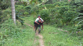 Sertu Febri Gendong Kakek Ayup Pulang ke Rumahnya