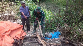 Satgas TMMD 104 Kodim Bantu Warga Potong Kayu Bakar