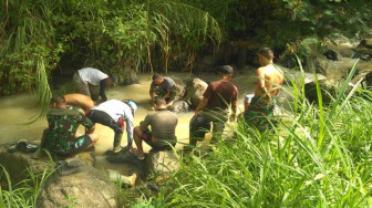 Satgas TMMD 104 Kodim 0417/Kerinci Nikmati Sejuknya Air Sungai Ning