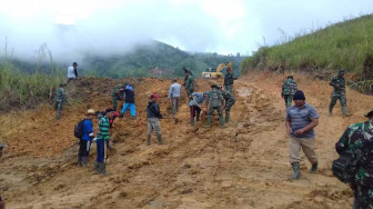 Meski Panas Terik, Satgas TMMD dan Warga Tetap Semangat