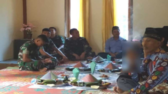 Anggota Satgas TMMD Hadiri Syukuran Warga Pindah Rumah