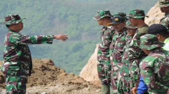 Tekankan Kekompakan, Anggota Satgas TMMD 104 Upacara di Puncak Bukit