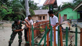 Prada Bambang Bantu Warga Buat Pagar PAUD