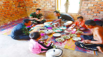 Jalin Kebersamaan, Tentara Makan Bersama Dengan Warga