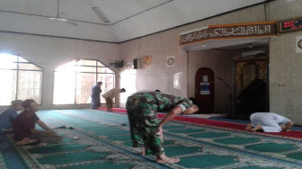 Personil TMMD 105 Kodim 0415 Shalat Jumat Bersama Warga Ladang Peris