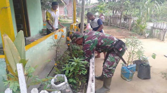 Babinsa Serda Alfian Bantu Warga Tanam Bunga