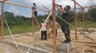 Babinsa Heryadi Bantu Bangun Rumah Adiyanto