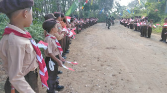 Puluhan Murid SD Sambut Kehadiran Tamu Pembukaan TMMD Kodim 0415/BTH