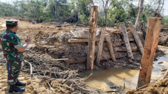 Danramil Cek Pembangunan Jembatan RT 13 Desa Ladang Peris