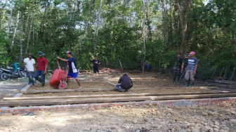 TNI dan Warga Gotong Royong Bangun Rumah Sriyono