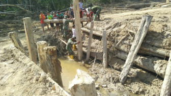 Satgas TMMD dan Warga Ladang Peris Siapkan Material Pembangunan Dua Jembatan