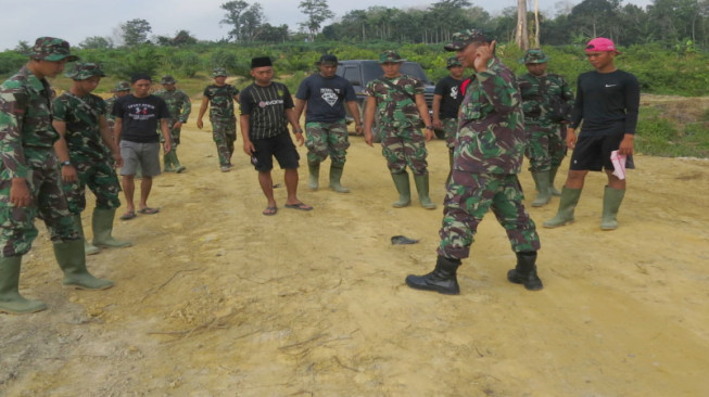 Pembukaan Jalan TMMD di Ladang Peris Tinggal Finishing