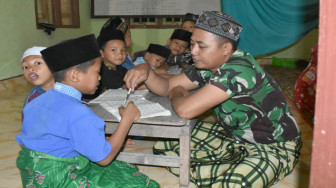 Kerennn… Dua Tentara Ini Ajarkan Anak-Anak Ladang Peris Mengaji