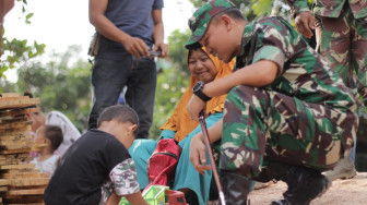 Dandim 0415/Bth Hibur Anak-anak di Lokasi TMMD Desa Ladang Peris