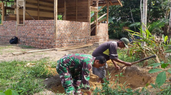 Meski Lelah, Praka Bambang Bantu Warga Gali Lubang