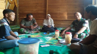 Sehari Jelang Kedatangan Satgas TMMD, Kapten Rilman Cek Rumah Orangtua Asuh