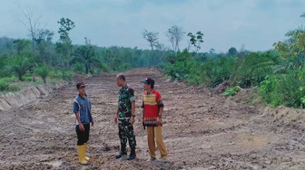 Danramil Tinjau Pembukaan Jalan TMMD