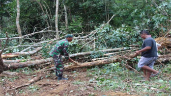 Sertu Katiatno Bantu Warga Buka Jalan Baru