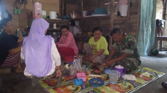 Serda Alfian Ikut Memasak Bersama Ibu-Ibu