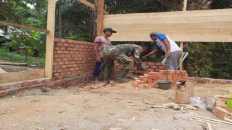 Babinsa Bantu Pasang Batubata