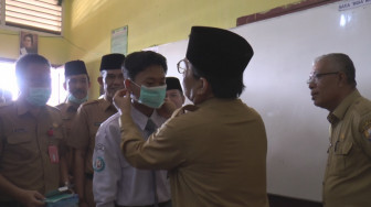 Cegah Ispa, Gubernur Bagi-bagi Masker