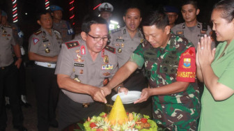 Kapolda Berikan Ucapan HUT TNI di  Rumah Dinas Danrem