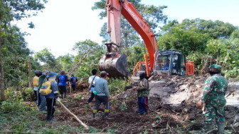 Semangat Gotong Royong TNI dan Warga Bangun Jalan di Lokasi TMMD