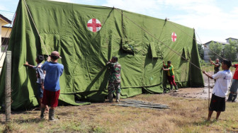 Kekompakan Satgas TMMD Labuhan Pering Dirikan Tenda